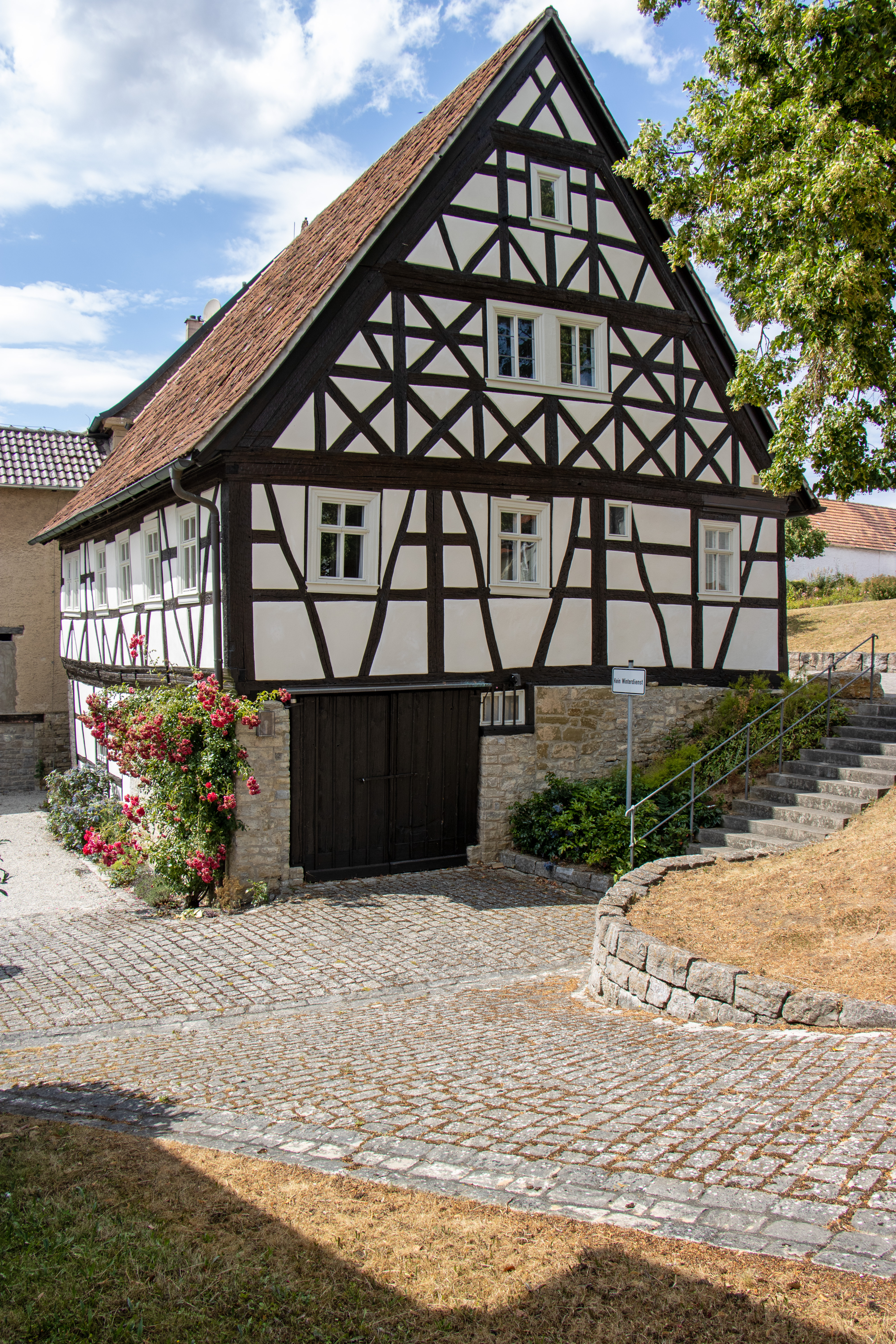 Fachwerkfassade des historischen Rathauses in Rieden